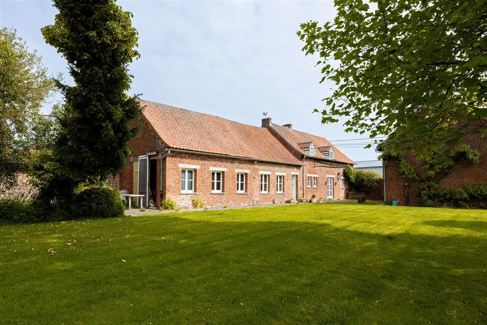 Hoofdfoto van de publicatie: TE RENOVEREN Fermette met bijgebouwen op 64 are