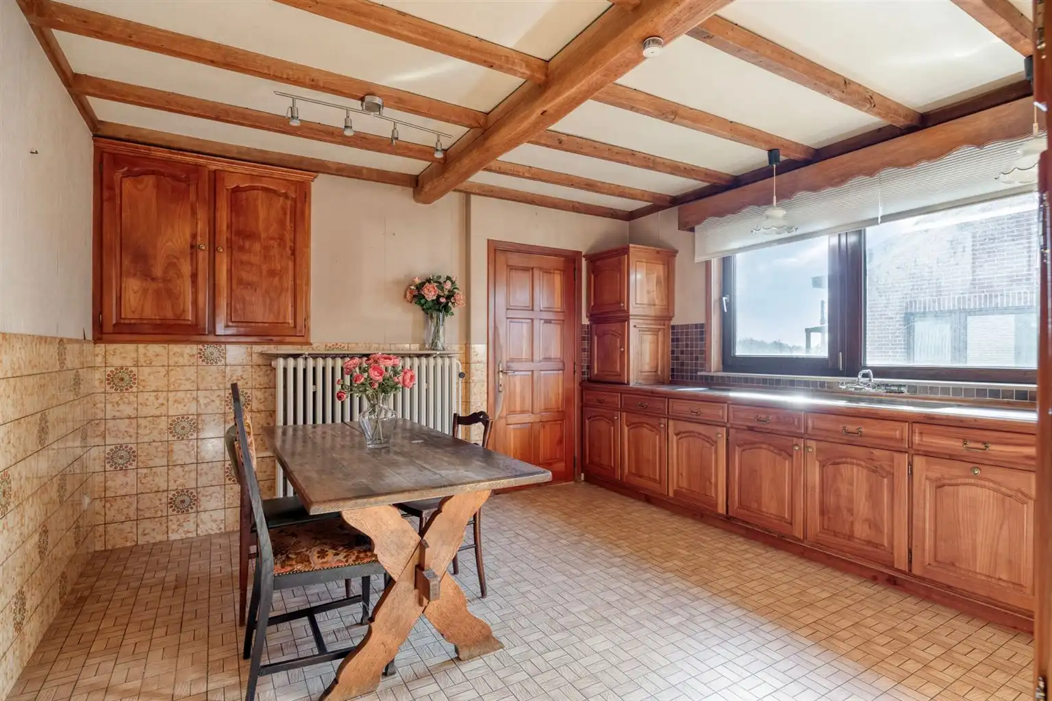 Vrijstaande woning op een uitzonderlijk perceel van 29a95ca met 4 slaapkamers en inpandige garage, gelegen op een rustige toplocatie nabij het centrum van Maaseik. foto 7