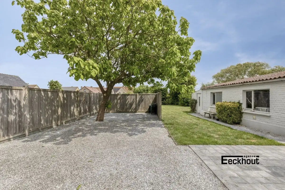 Halfopen bungalow met prachtige tuin en garage! foto 9