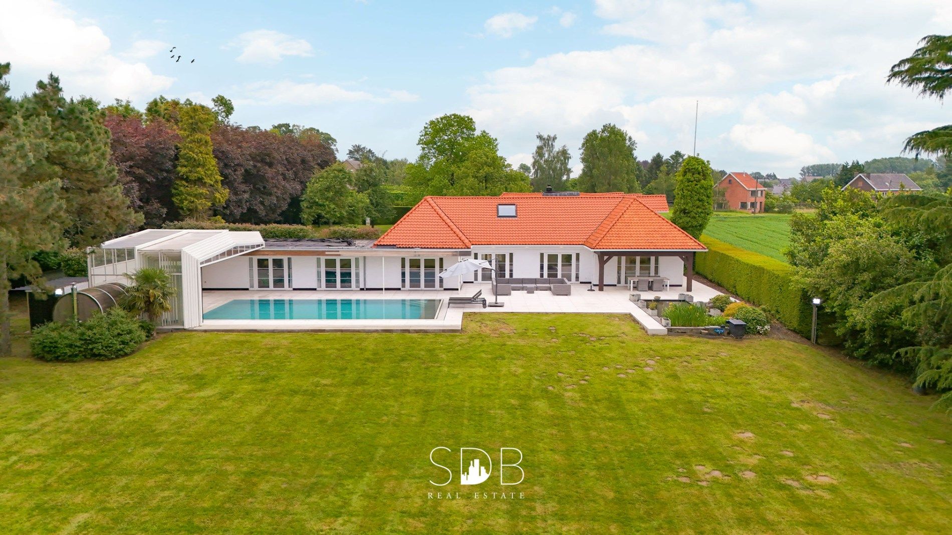 Prachtige villa met zwembad, paardenstallen, paddock en grasland op 1,3HA foto 2