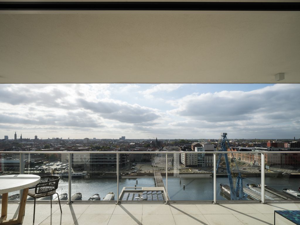 Luxe appartement (BJ 2020) met een adembenemend zicht over het water en de stad. foto 20