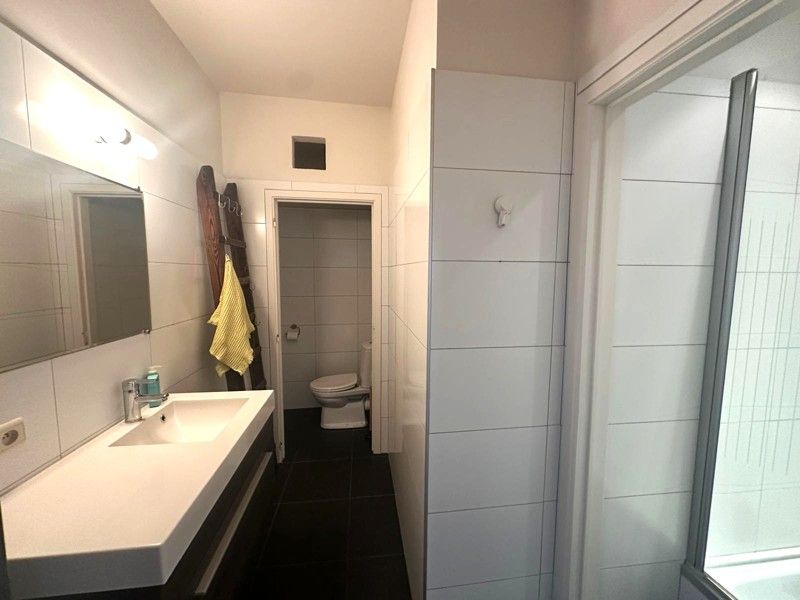 Zeer ruim appartement met terras en drie slaapkamers! foto 10