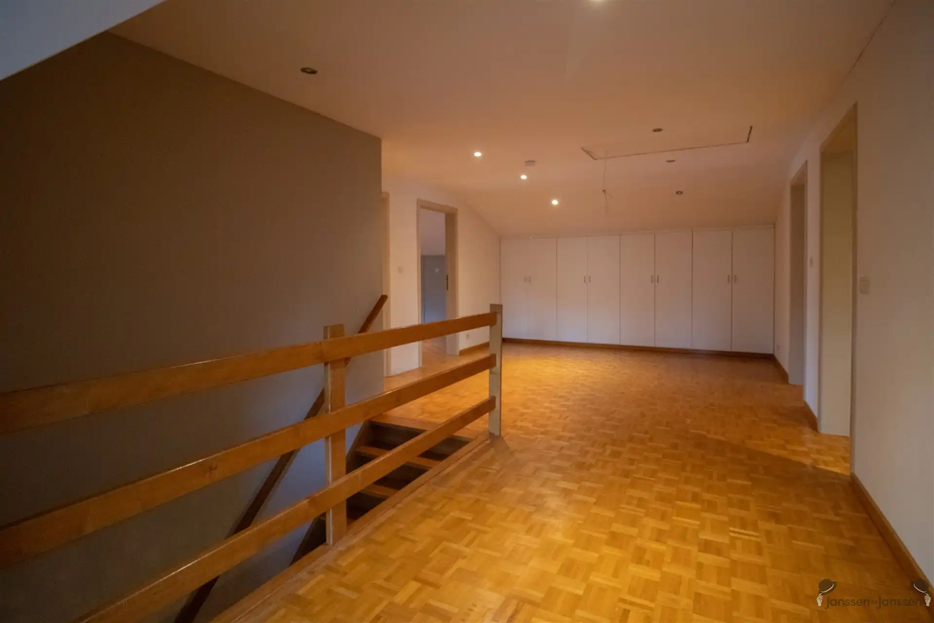 Rustig gelegen villa met min. 5 slaapkamers, ruime garage en zwembad op 1.876 m² foto 11