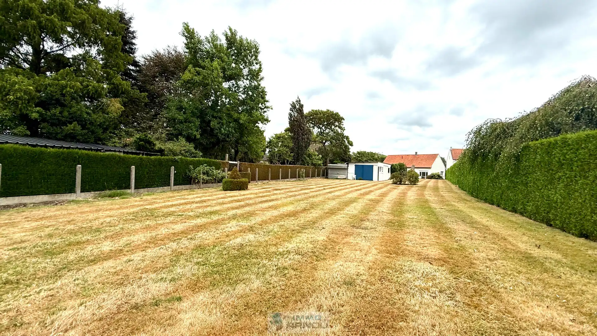 Gerenoveerde gezinswoning met grote tuin foto 16