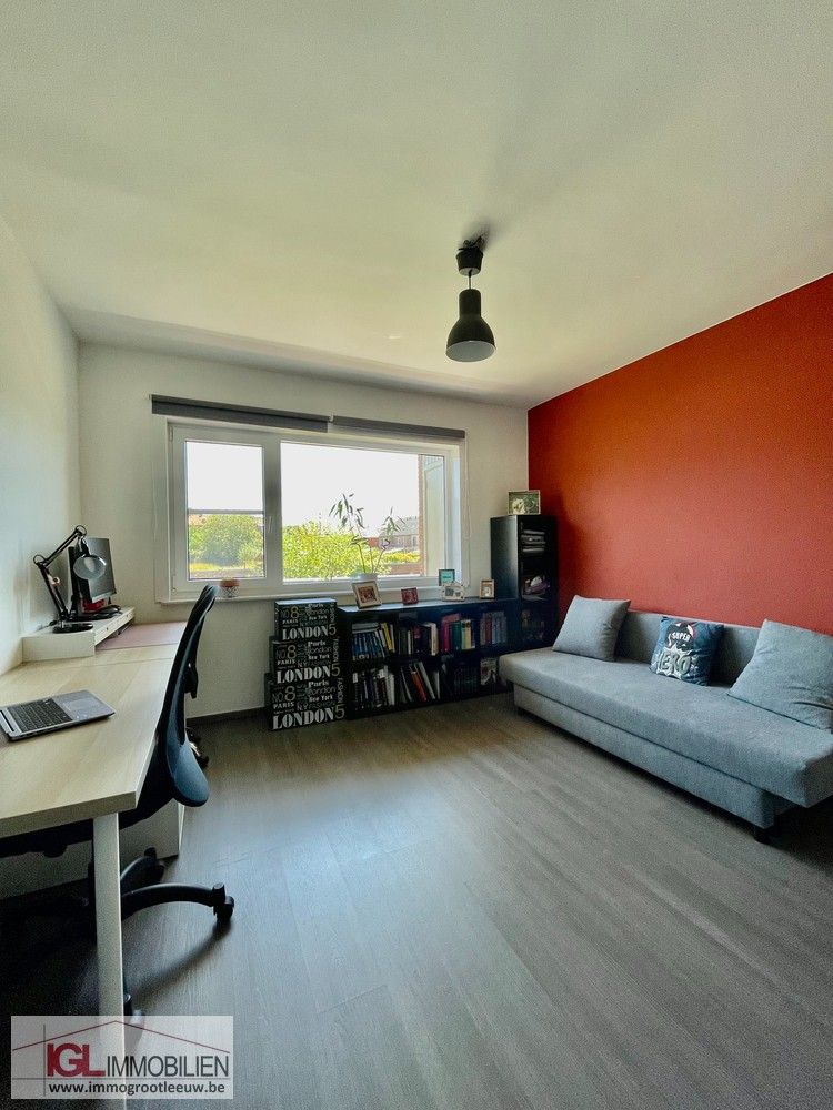 Ruim 2 slaapkamer appartement + garage foto 8