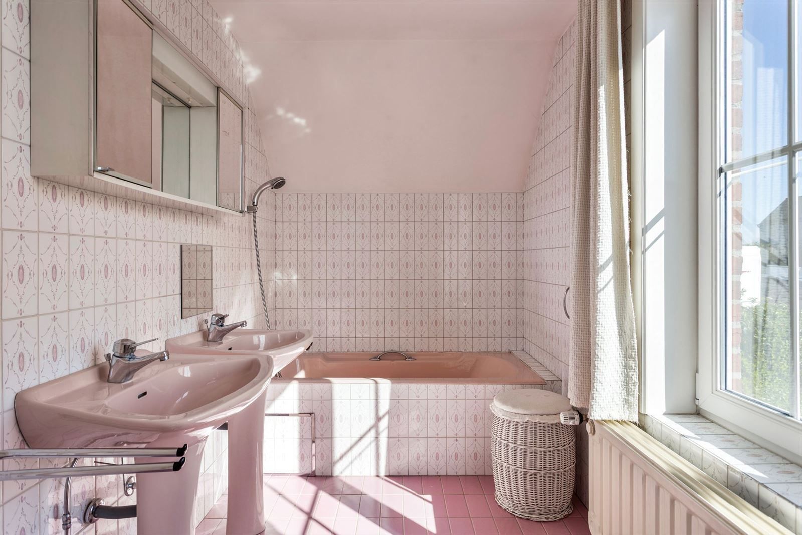 Ruime achterin gelegen villa met 5 slaapkamers op prachtig terrein van 40a foto 18