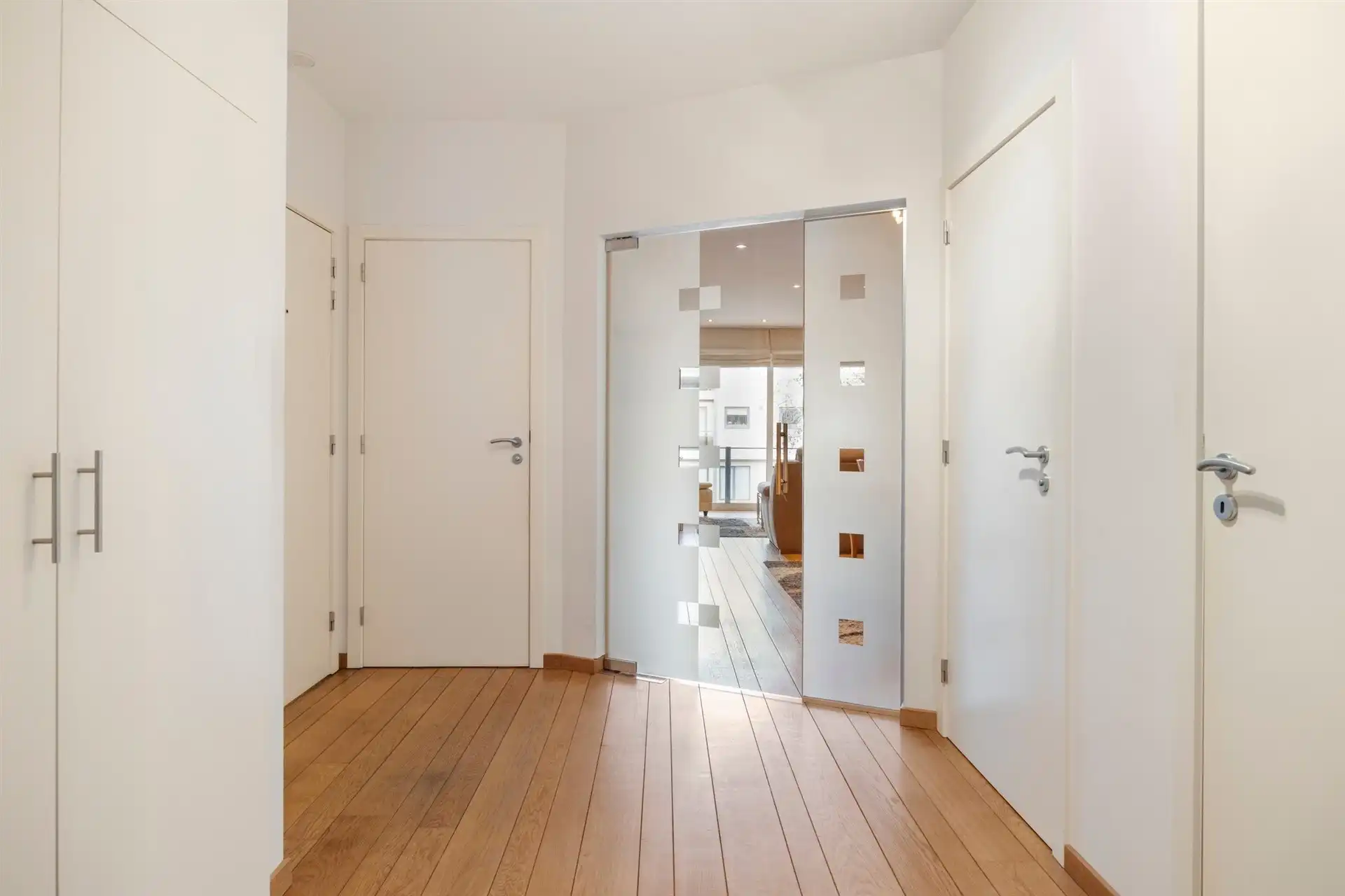 Uitstekend gelegen 3 slaapkamerappartement met 2 autostaanplaatsen (105m²) foto 6