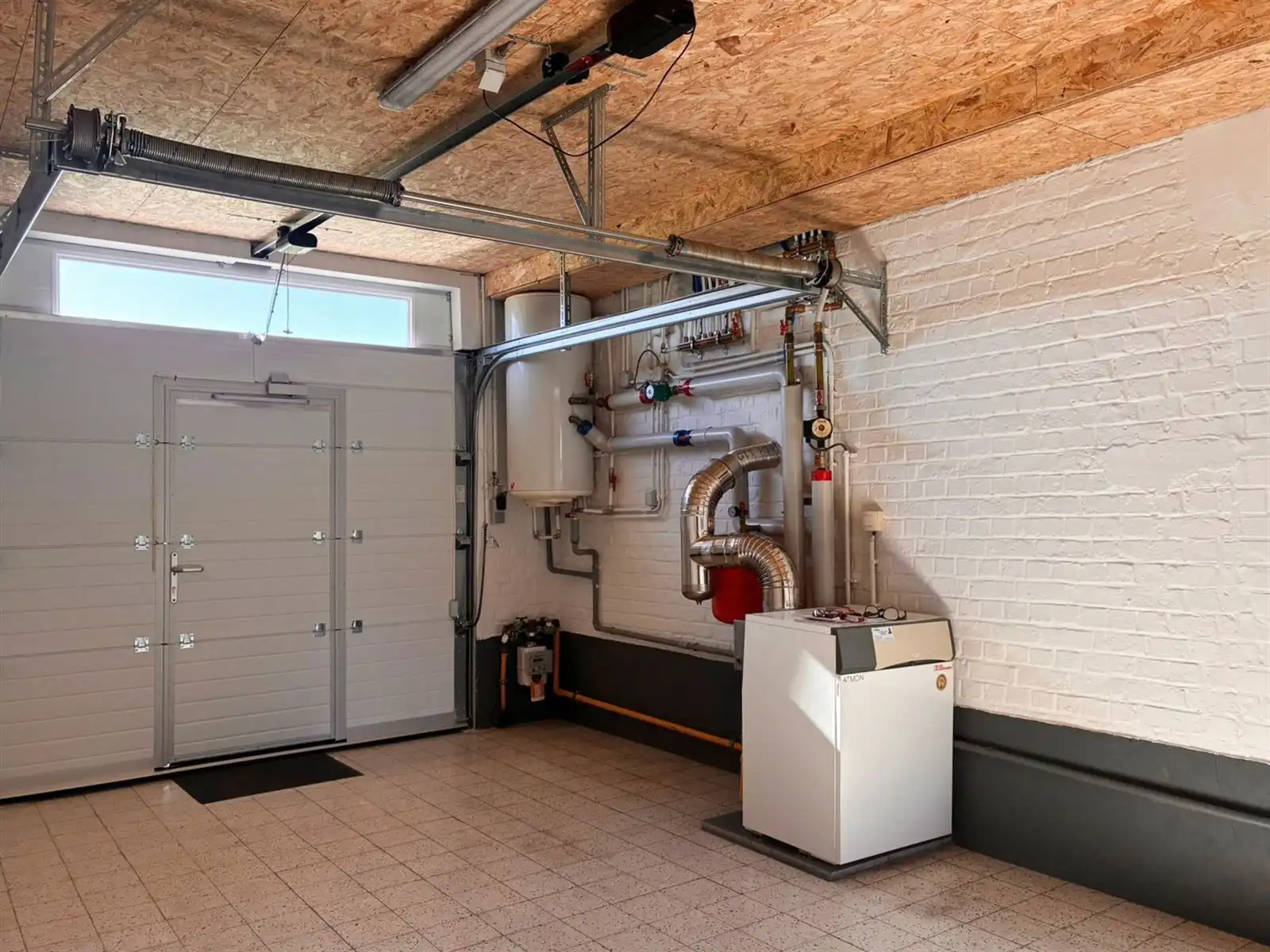 Lichtrijk huis met garage en koer foto 20