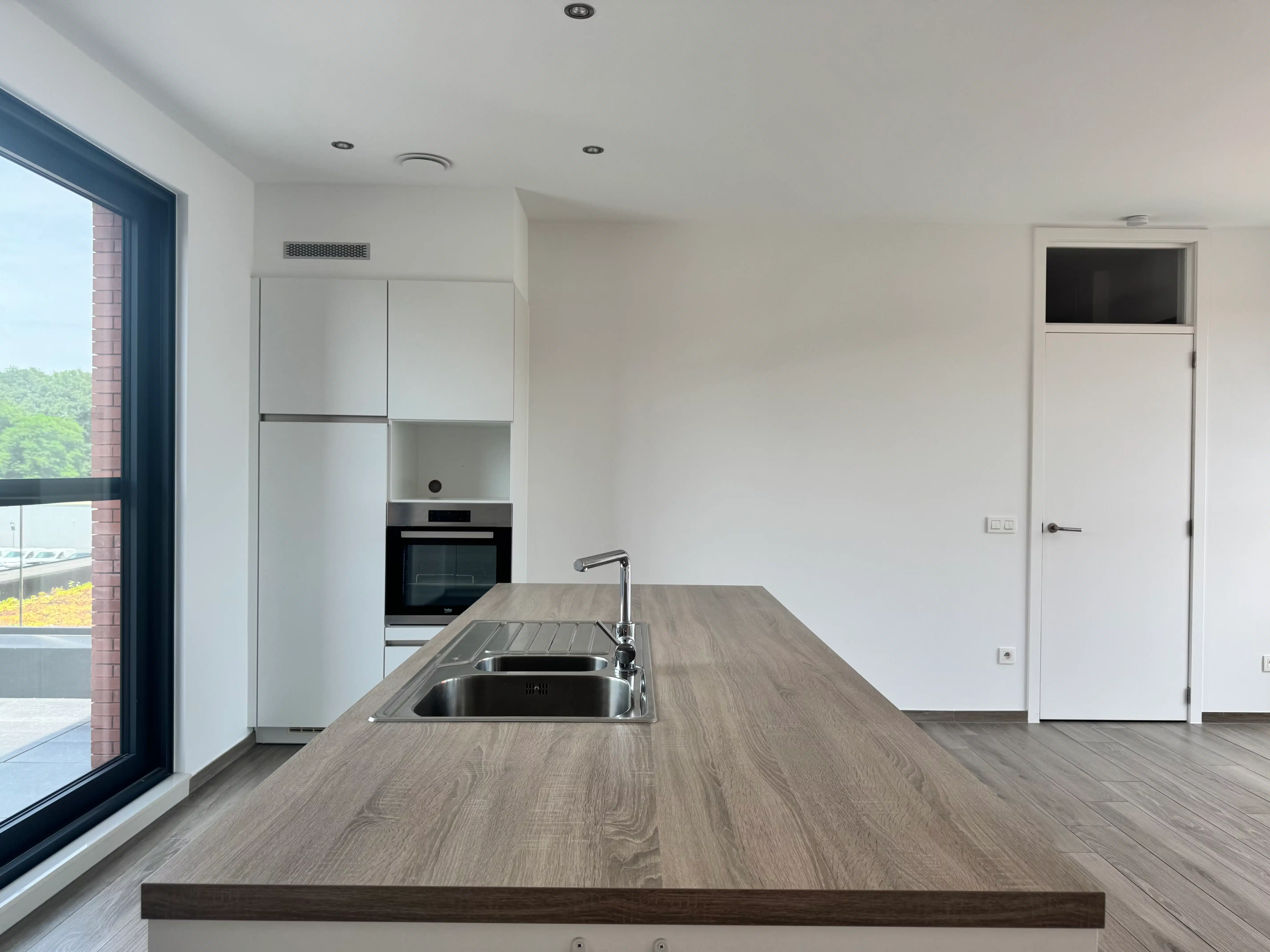 Modern appartement met 2 slaapkamers en 2 autostaanplaatsen foto 6