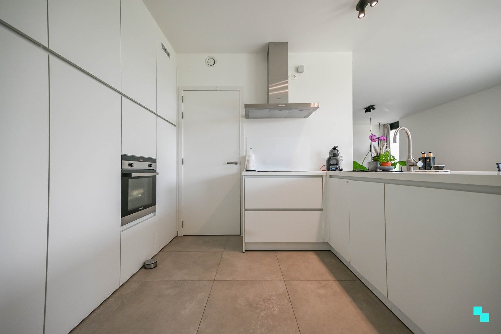 Bijna energieneutraal hoekapppartement aan kanaal Roeselare-Leie foto 11
