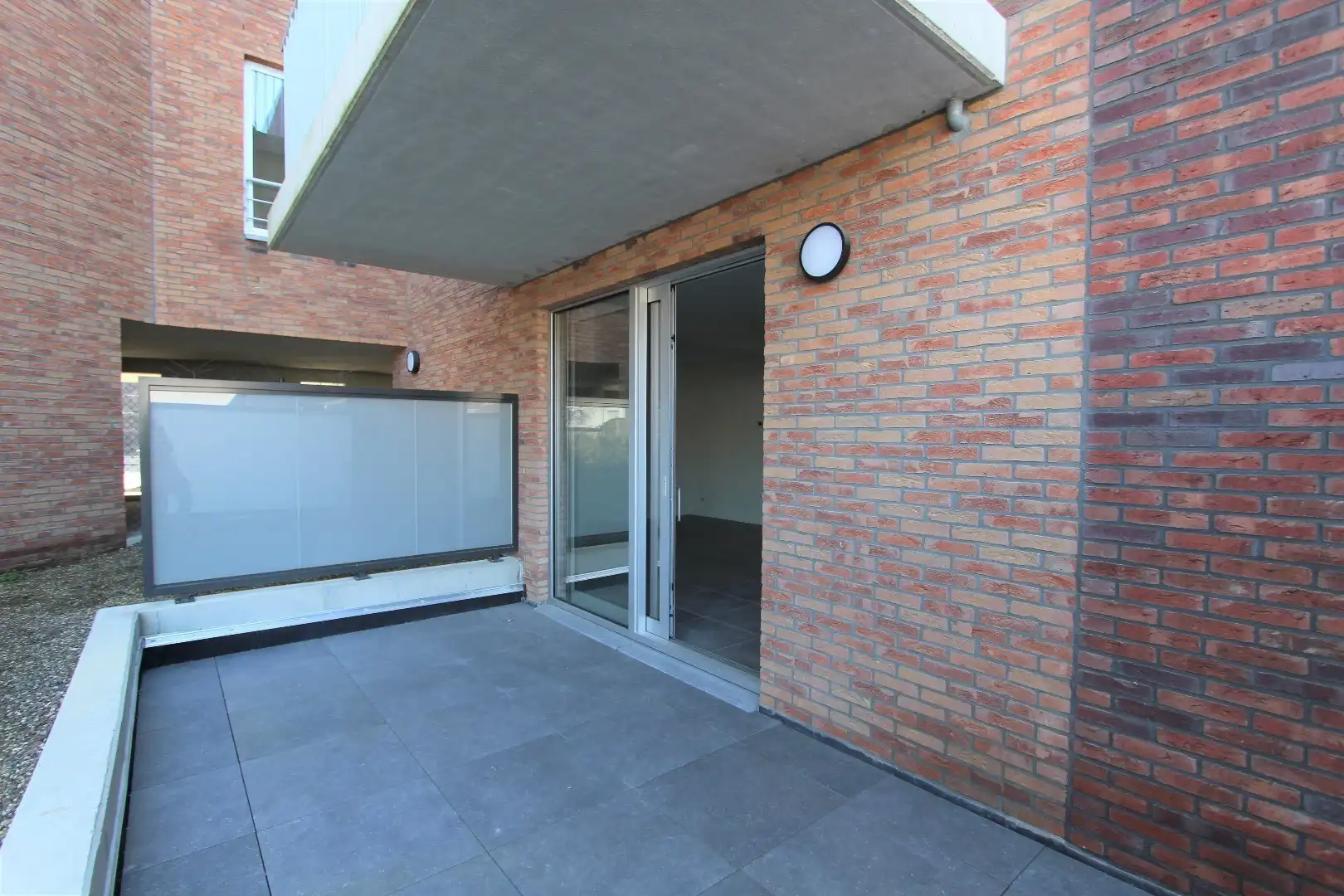 RECENT GELIJKVLOERS APPARTEMENT MET GROOT TERRAS EN AUTOSTAANPLAATS foto 4