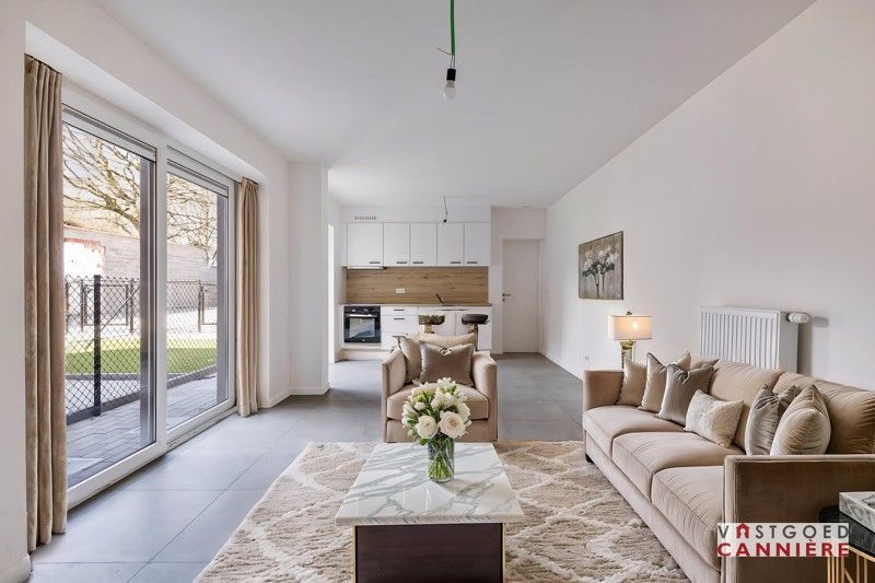 Volledig gerenoveerd, gelijkvloers appartement  met tuin en parkeerplaats TE KOOP in Beveren-Leie! foto {{pictureIndex}}