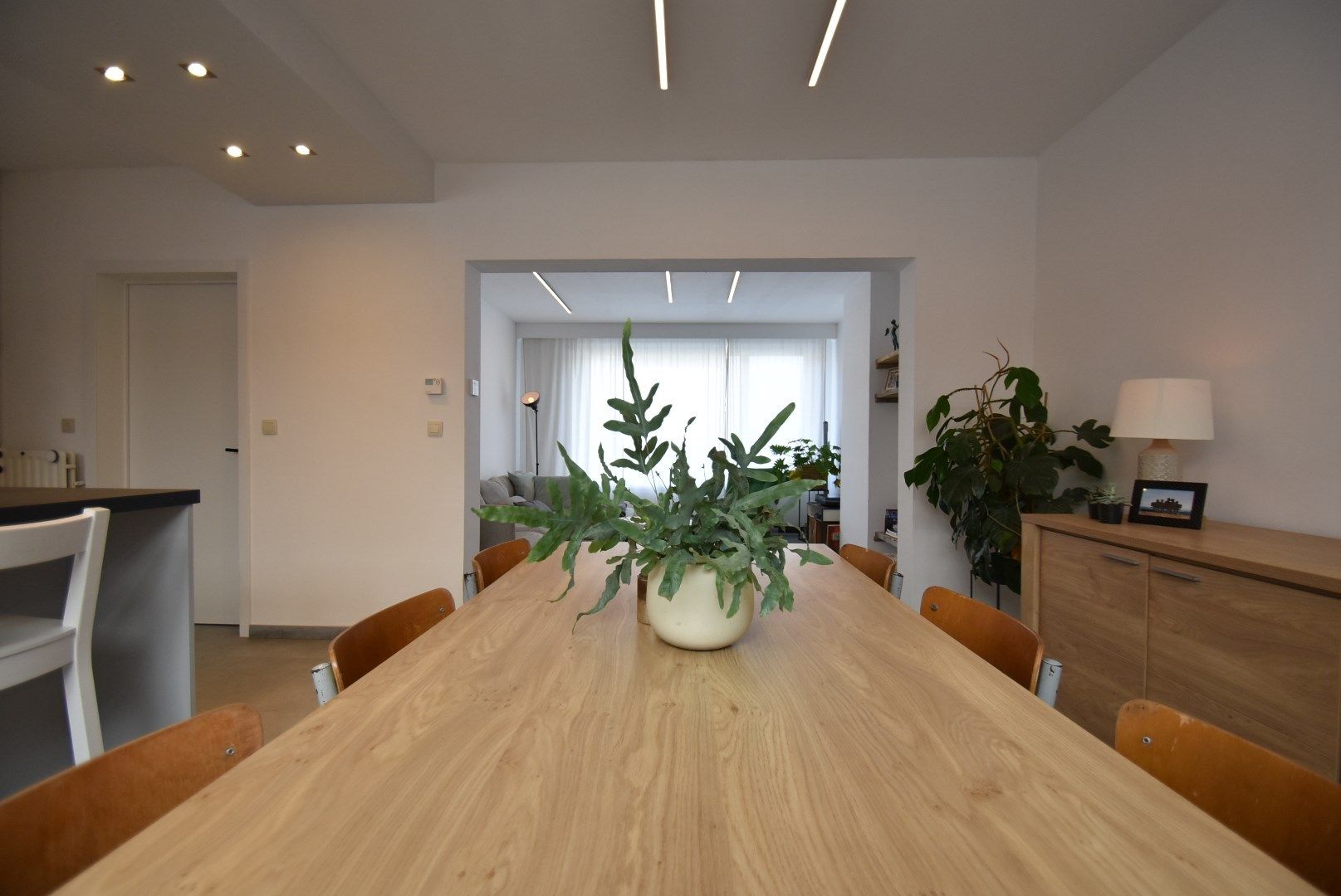 * * WACHTLIJST VOLZET * * Zeer grondig en geslaagd gerenoveerde woning met terras en dubbele autostandplaats foto 9
