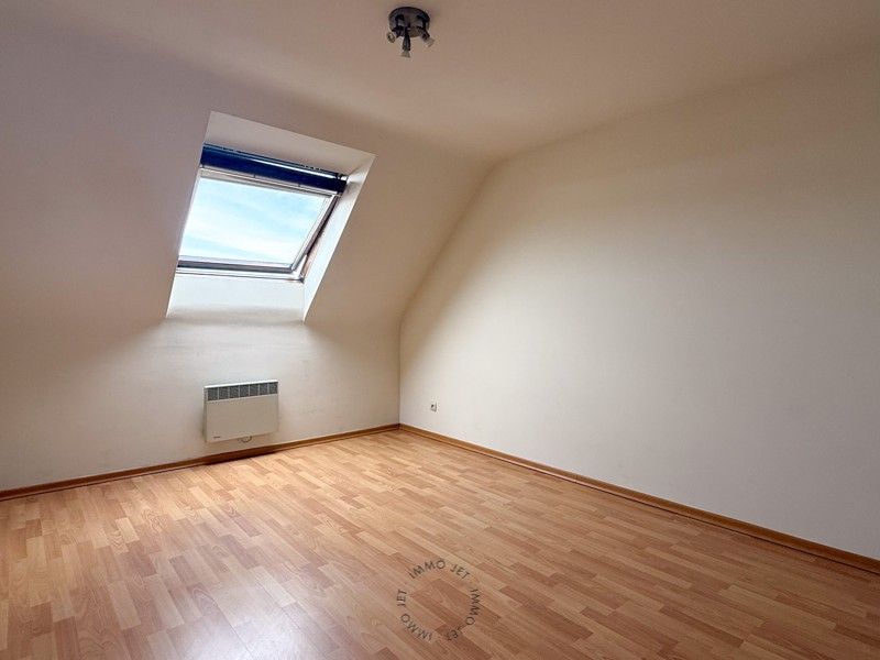 Ruim duplexappartement met terras en garage in Beveren foto 14