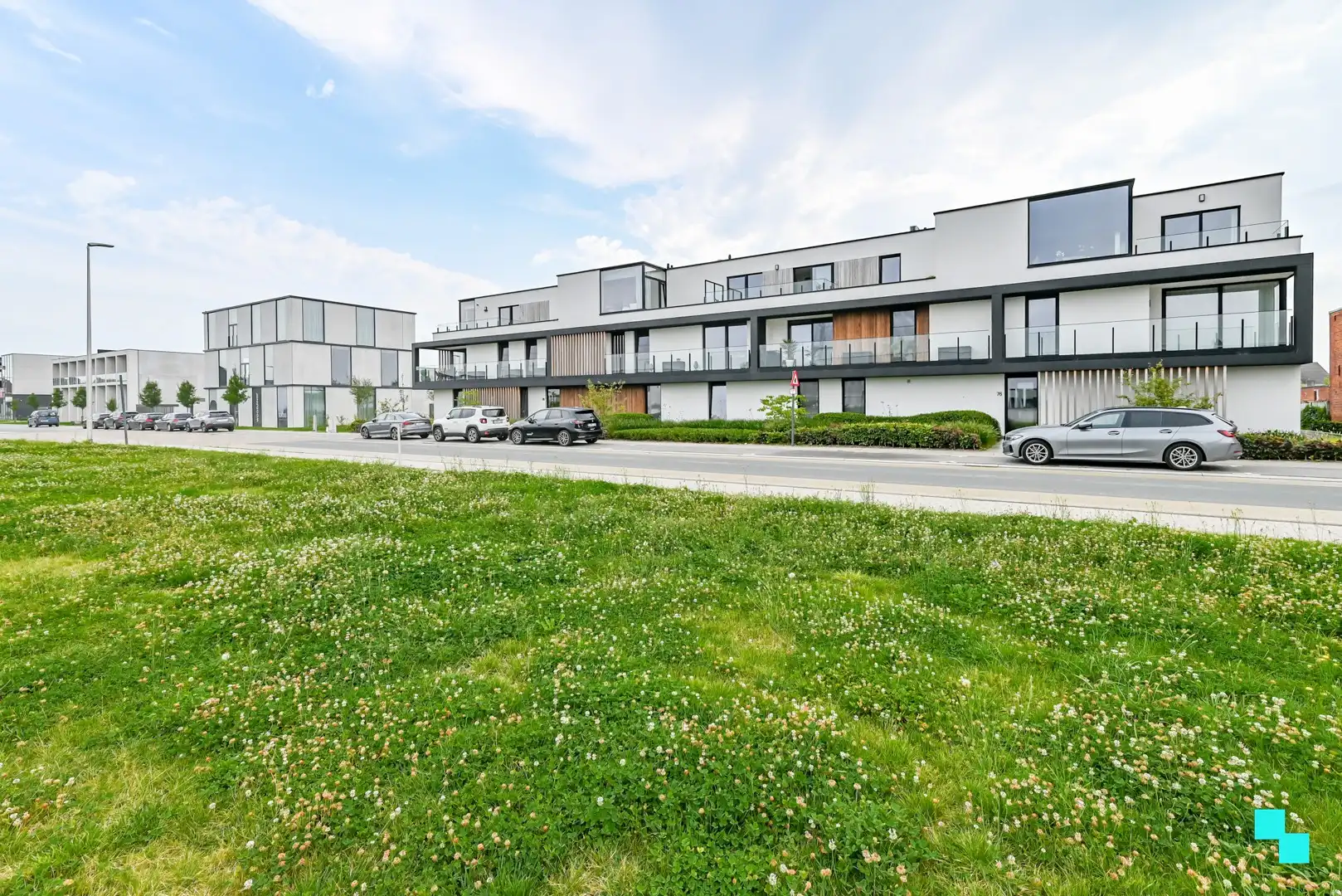 Nieuwbouw tweeslaapkamerappartement met garagebox in centrum Lendelede foto {{pictureIndex}}