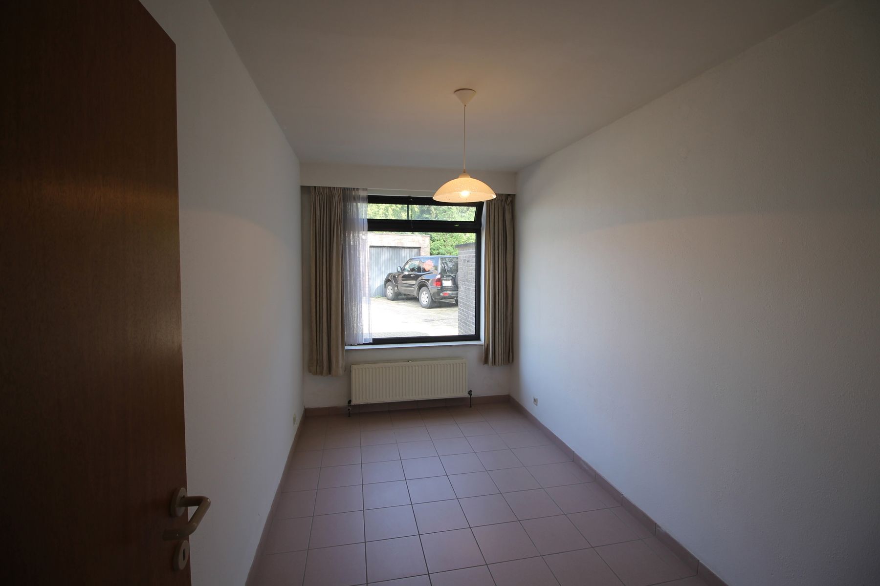 Een instapklaar appartement op de benedenverdieping links van de rechter ingang - met terras en garage. foto 8