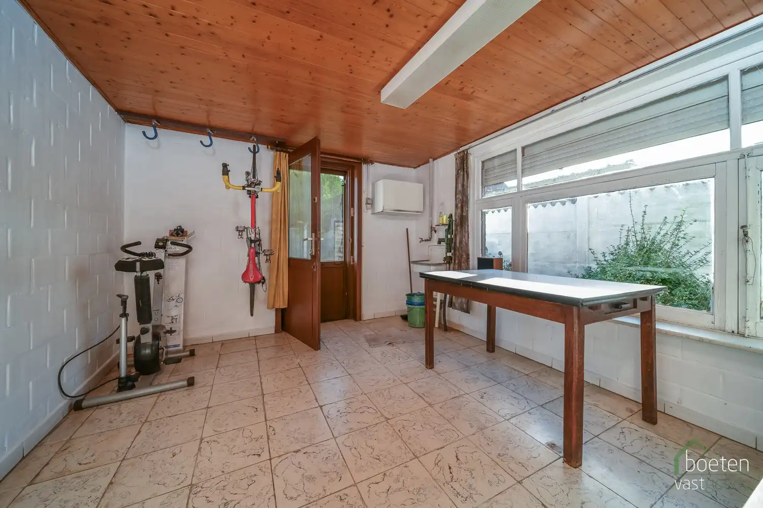 Alveringem: Interessante dorpswoning met redelijk comfort, 3 slaapkamers, tuin en uitweg met garage achteraan op 428m² grondopp. foto 12