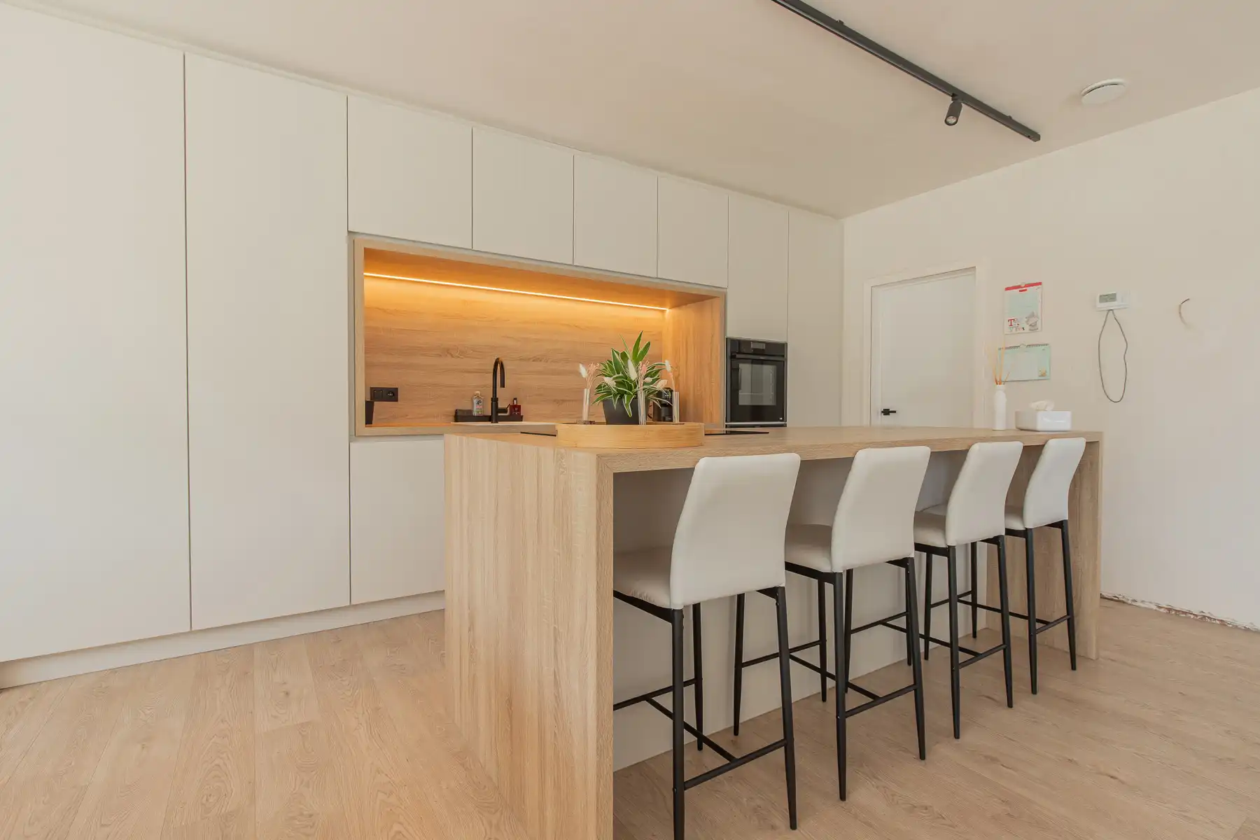 Knap afgewerkte, halfopen energiezuinige woning foto 6
