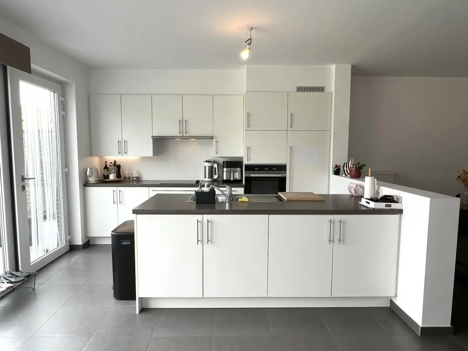 Comfortabele  instapklare woning met drie slaapkamers, tuin en dubbele garage.   foto 3