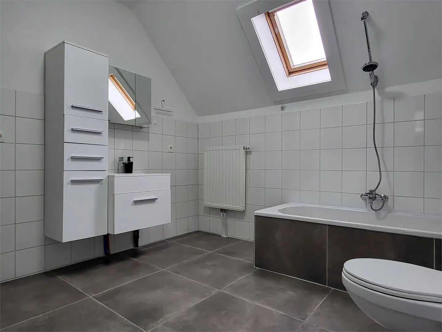 In het landelijke Roborst, een deelgemeente van Zwalm in de prachtige Vlaamse Ardennen, bevindt zich deze ruime en volledig gerenoveerde woning op een perceel van 1.143 m². foto 30