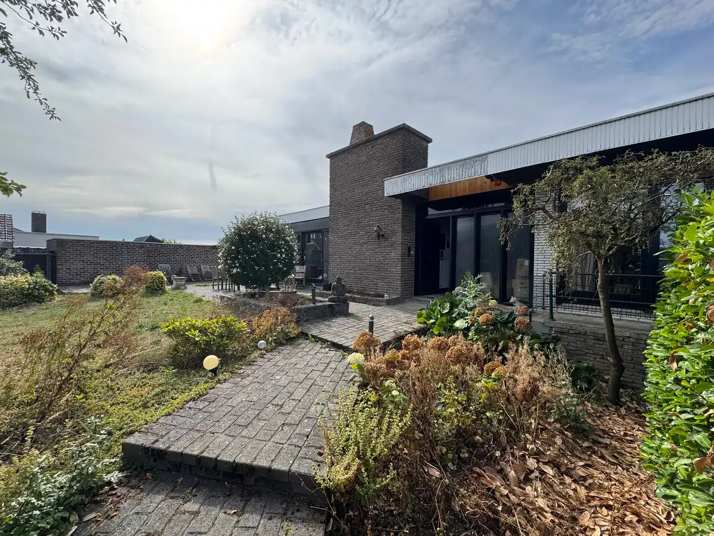 Ruime bungalow uit 1960 met panoramisch uitzicht en groene tuin in Zwevegem foto 5