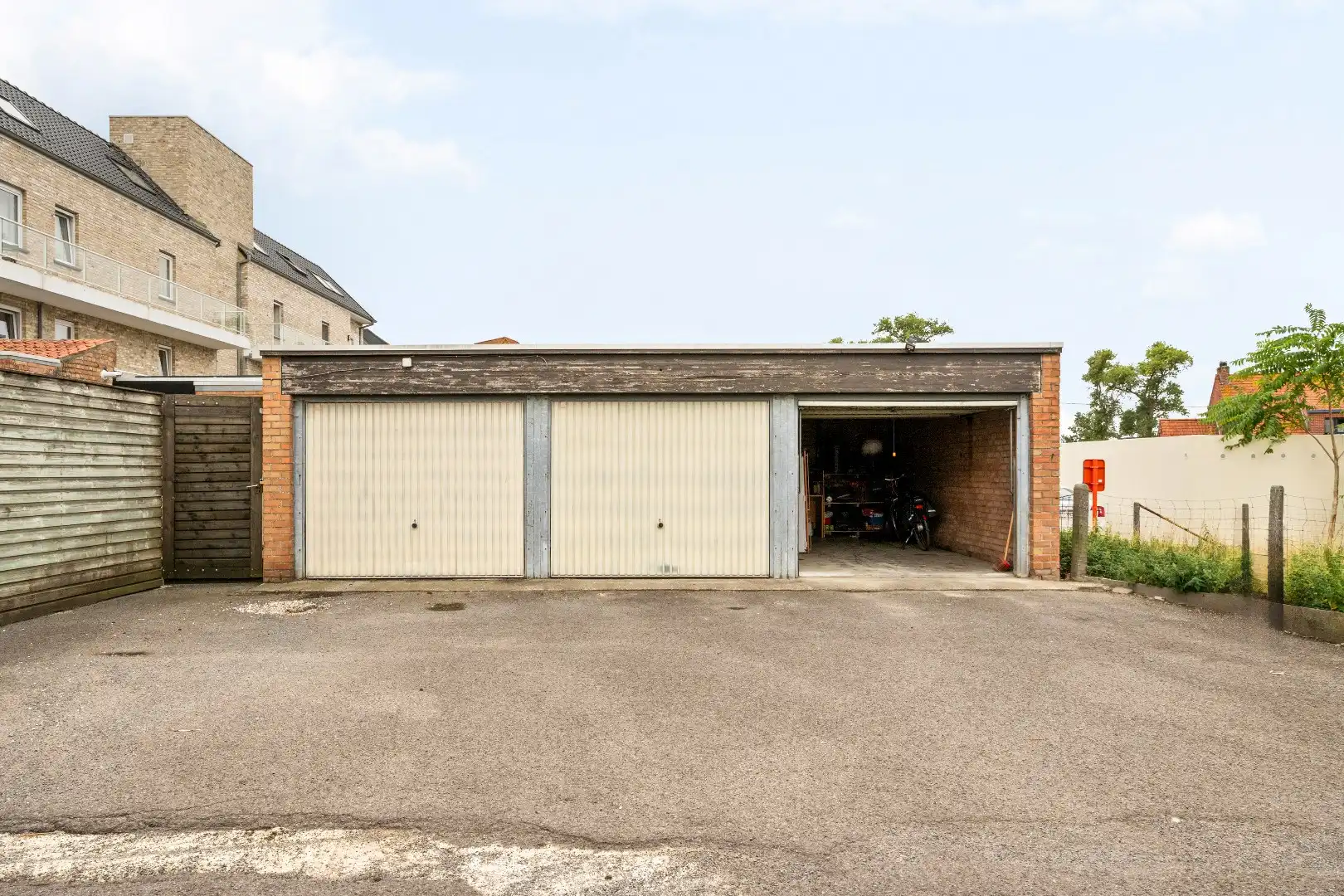 Opbrengsteigendom bestaande uit 2 ruime woningen, 3 garage en grond. foto 6