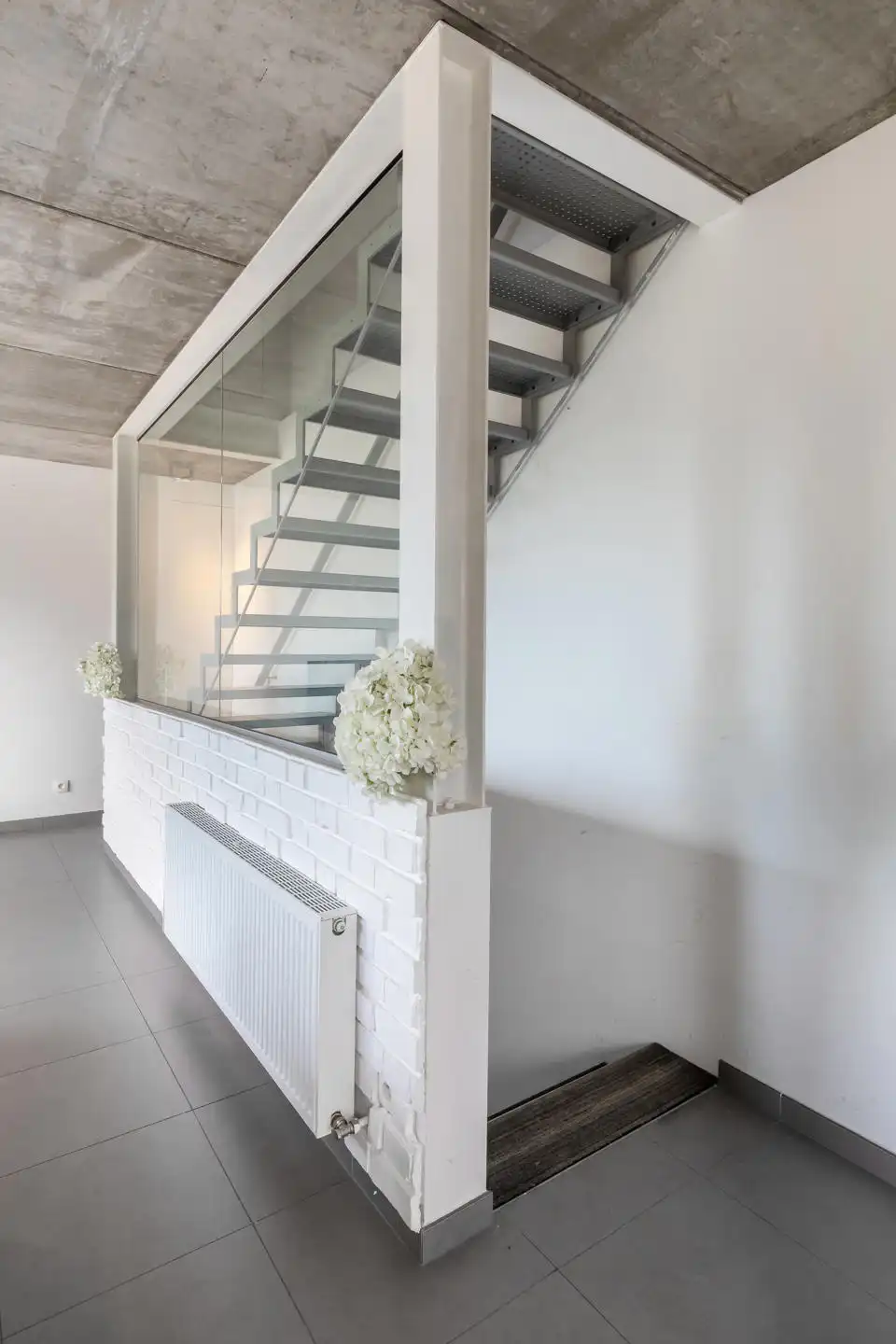 Modern gebouw met handelsgelijksvloers + duplex 1slpk app. foto 15