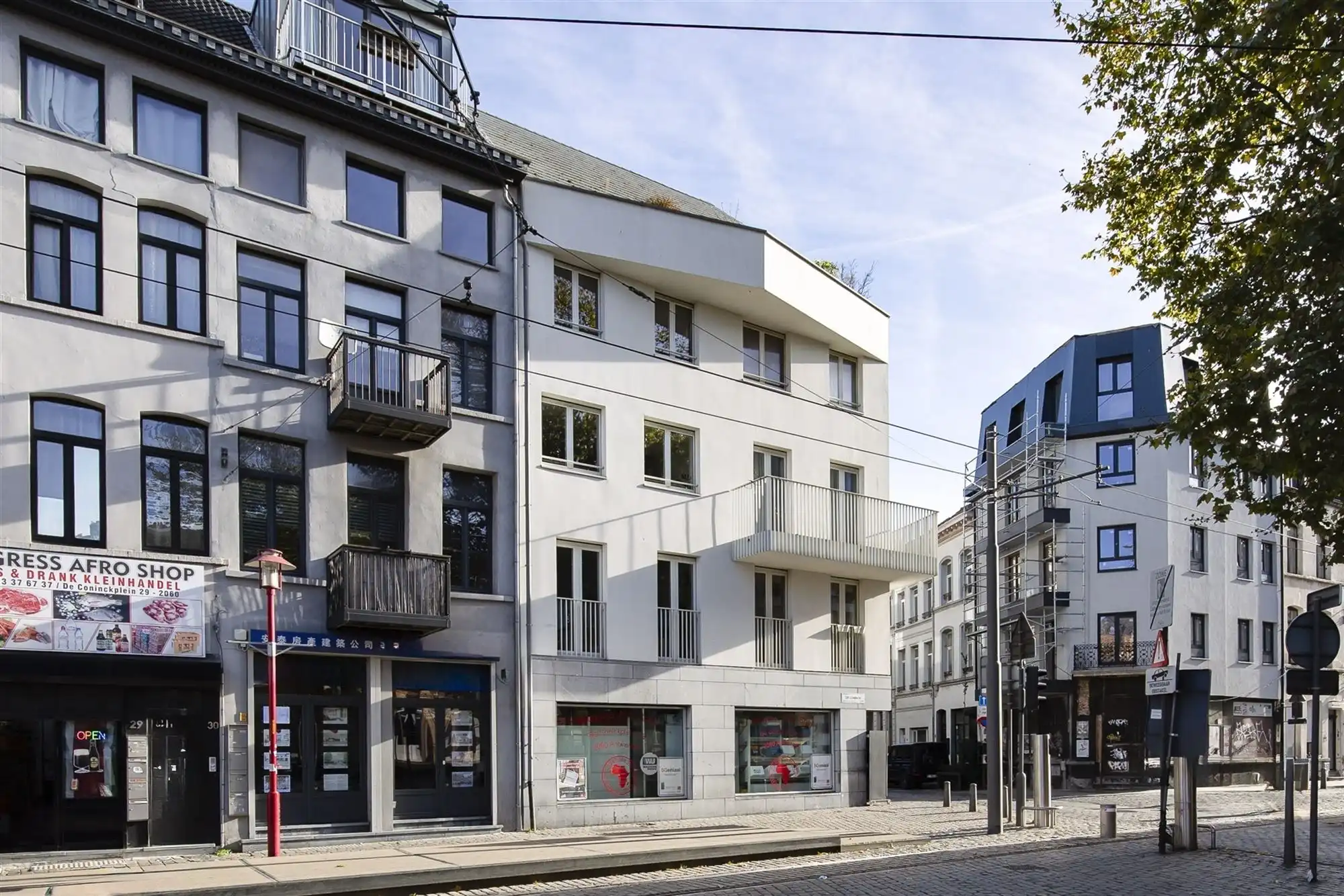 Prachtige woning met 3 slk en groot terras aan levendig plein foto 2