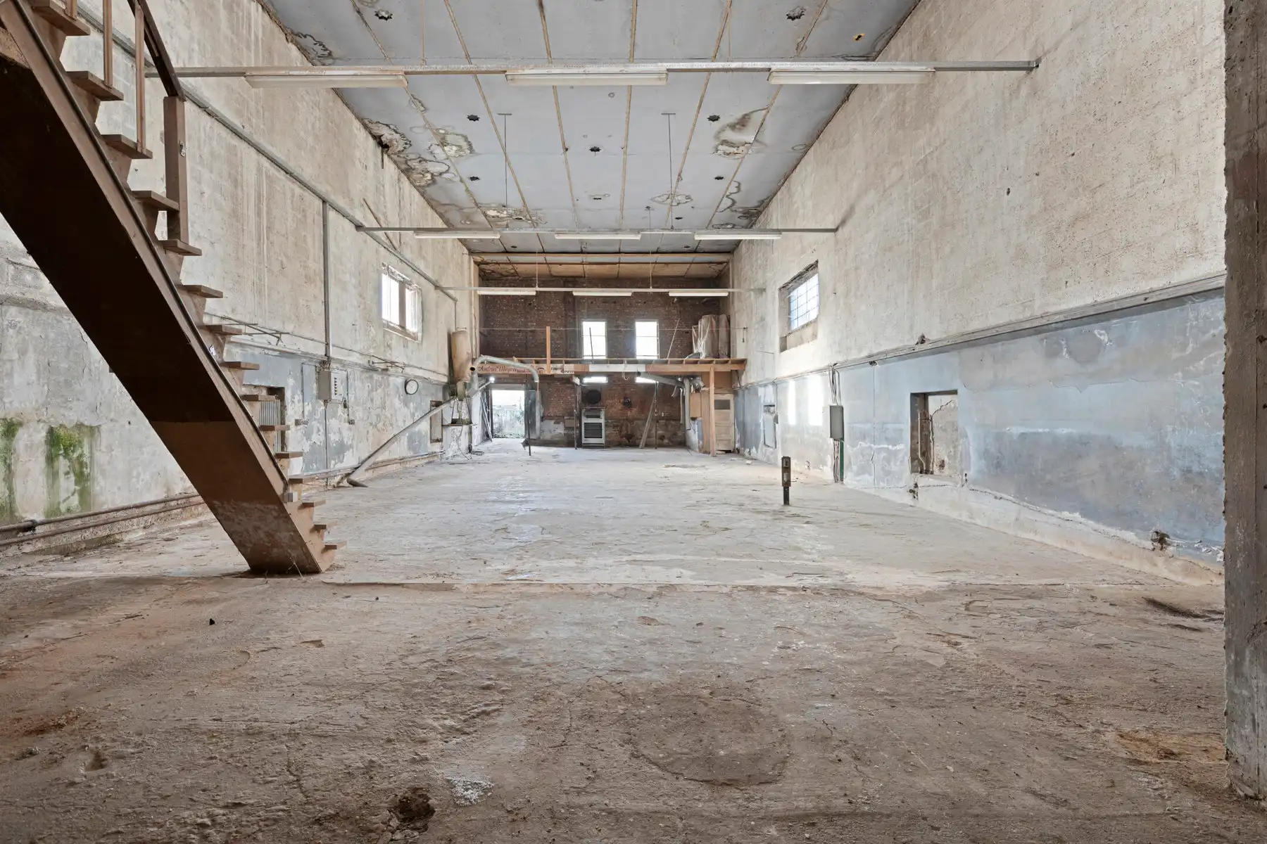 Magazijn van 433m² op een perceel van 621m² met oprit. foto 2