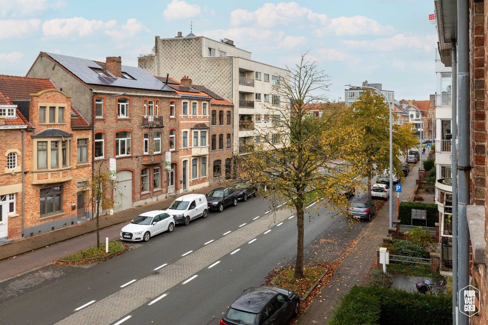 Grotendeels vernieuwde, verrassend ruime karakterwoning met zonnige tuin op enkele passen van de Smedenpoort! foto 25