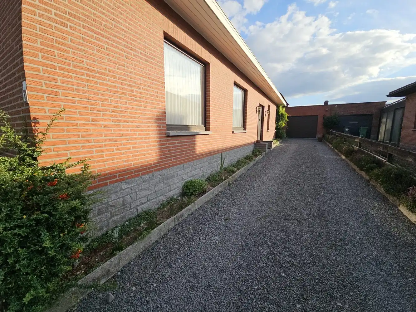 Open bebouwing met tuin en aparte garage foto 3