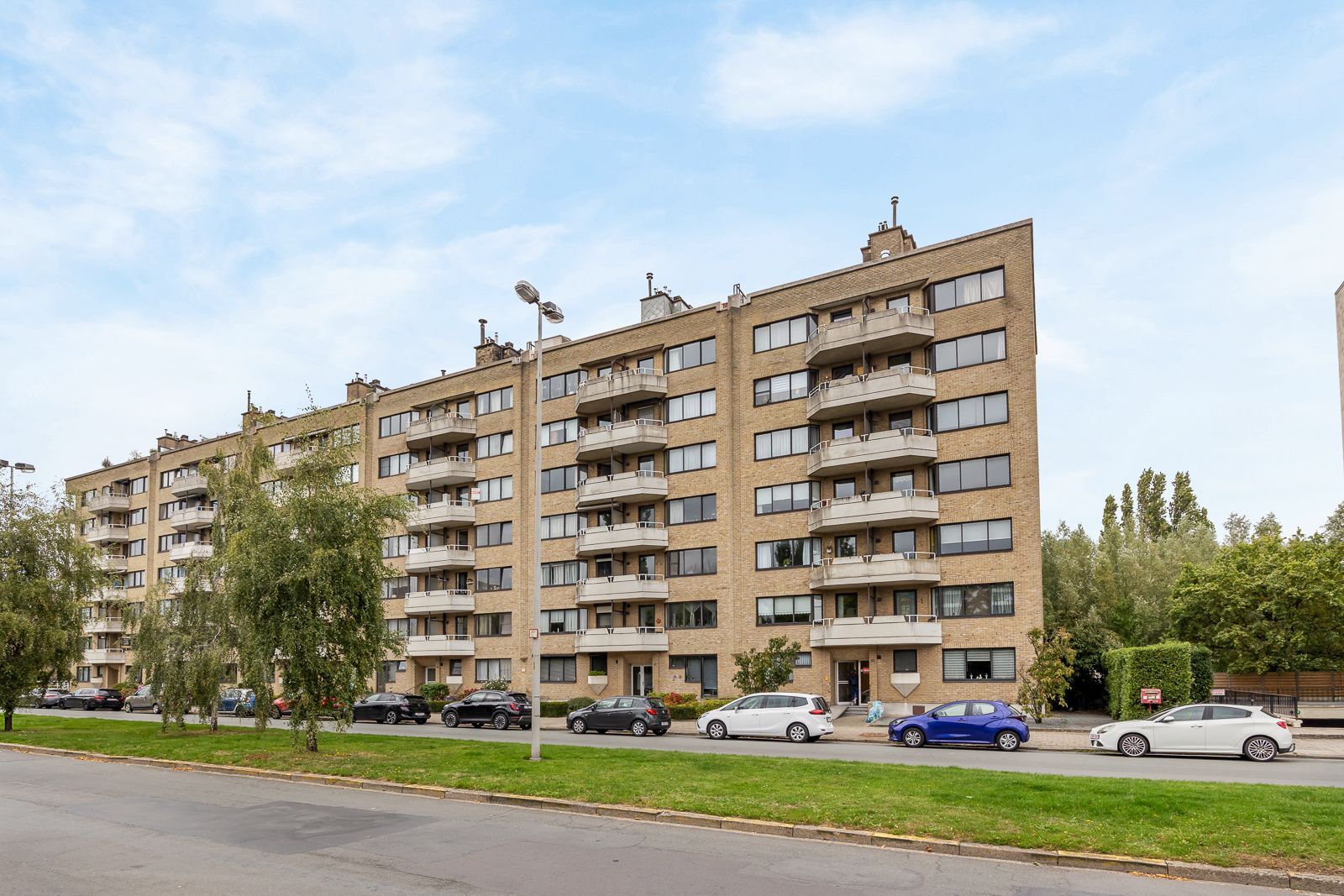 Ideale investering: ruim 2-slpk appartement met balkon en staanplaats in Ekeren! foto {{pictureIndex}}