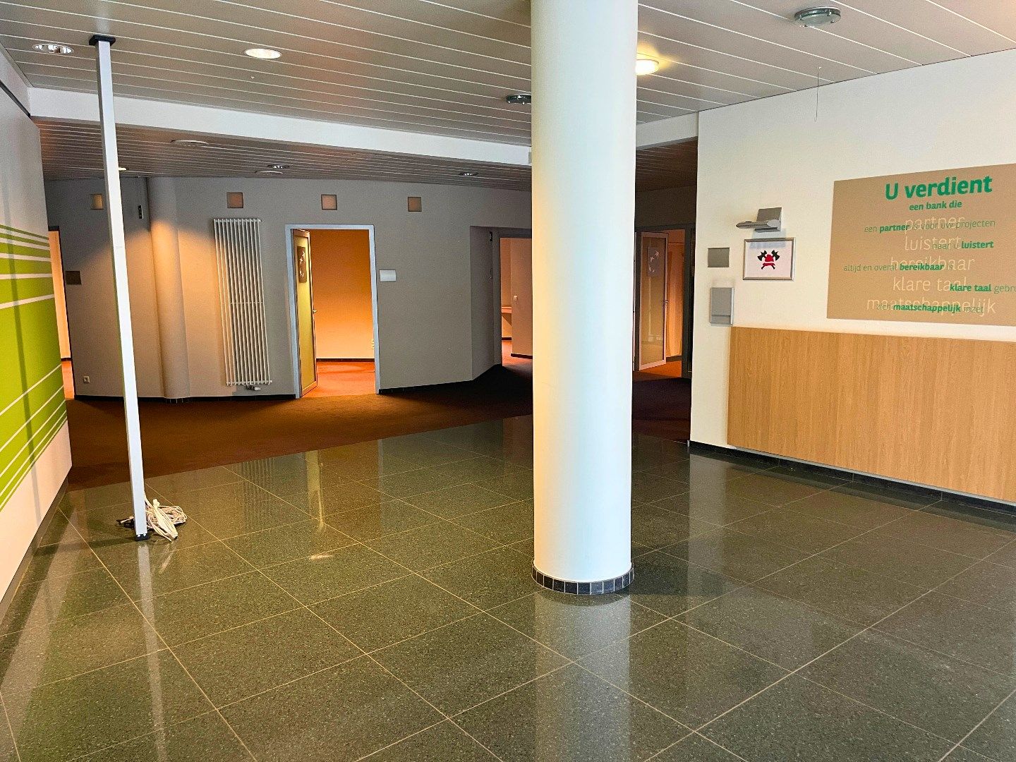 Handelsgelijkvloers 433m² met 3 parkings en kelder op commerciële topligging foto 3