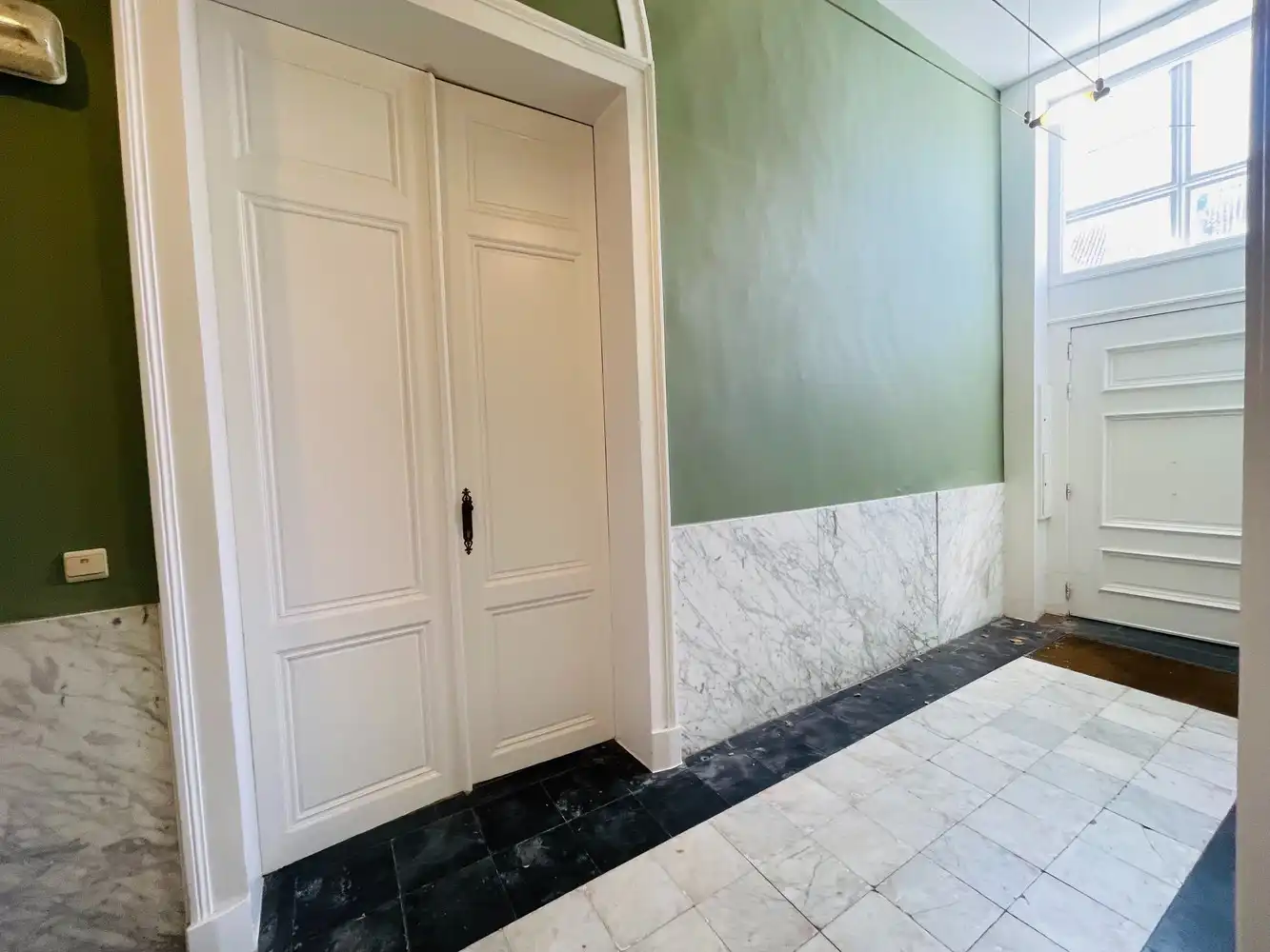 Brugge&nbsp; Aan de SINT-ANNAREI , Unieke , EXCLUSIEVE SALONS/ KANTOORUIMTES (+- 160m²) in een HERENHUIS vooraan met&nbsp; zicht op de Sint-Annarei, achteraan zicht op een grote gemeenschappelijke tuin met oude bomen.&nbsp; Parkingplaats. foto 12