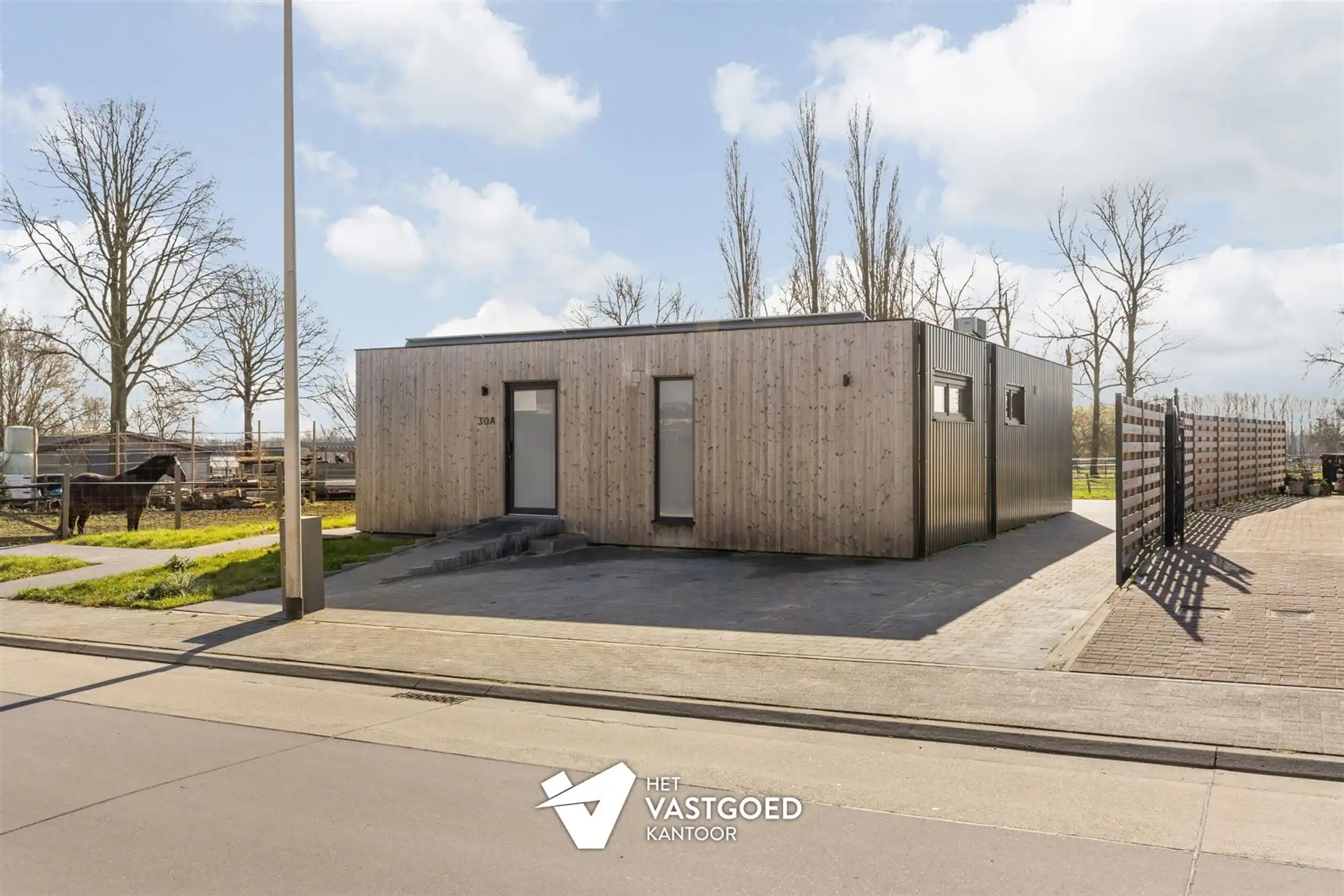 HEEL KNUSSE GELIJKVLOERSE WONING MET 3 SLAAPKAMERS EN ZUIDGERICHTE TUIN TE BUDINGEN foto 2