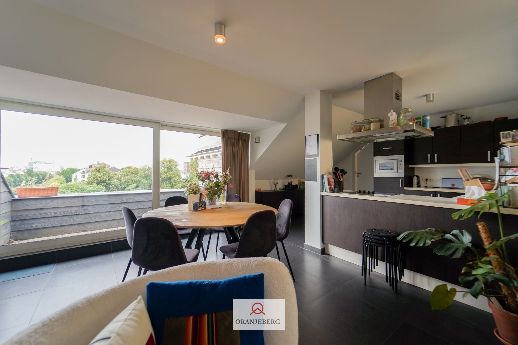 Centraal gelegen 2 slaapkamer-appartement met zicht op de Coupure! foto 8