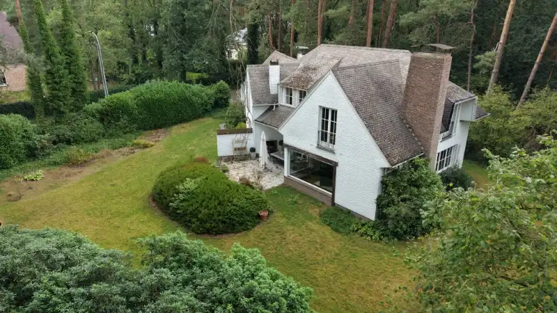 Karaktervolle villa van 325m² met 5 slaapkamers op 24 are foto 3