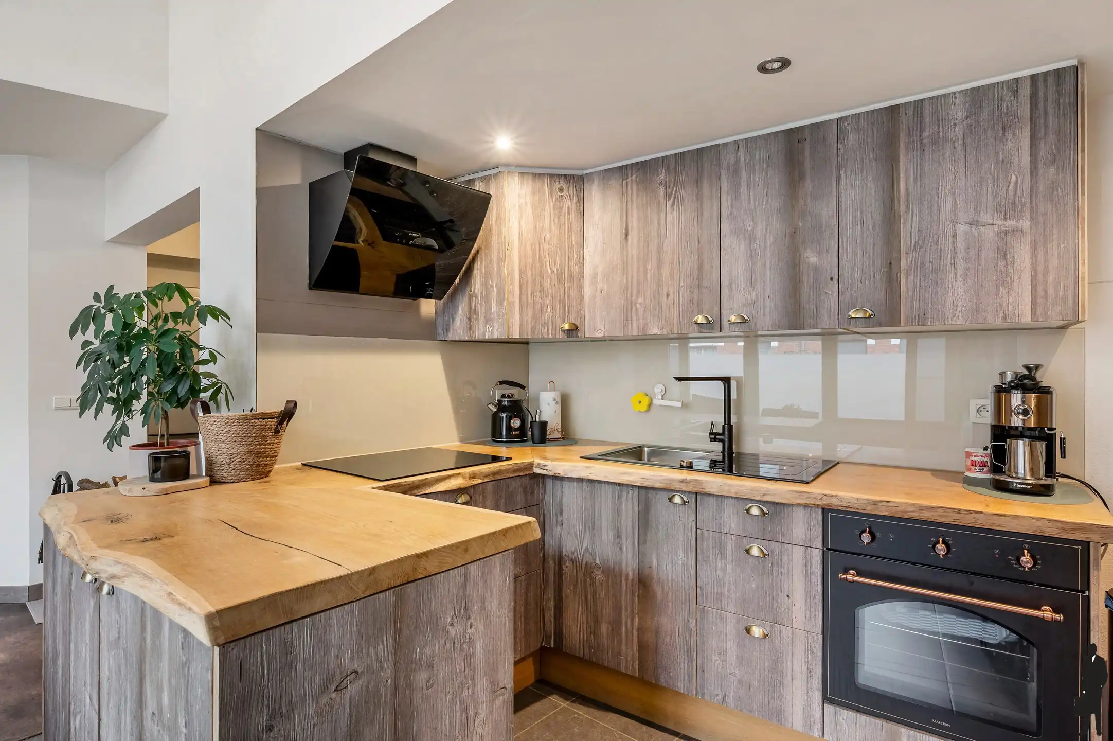 Zeer ruime en rustig gelegen met 3 slaapkamers en grote polyvalente ruimte. foto 4