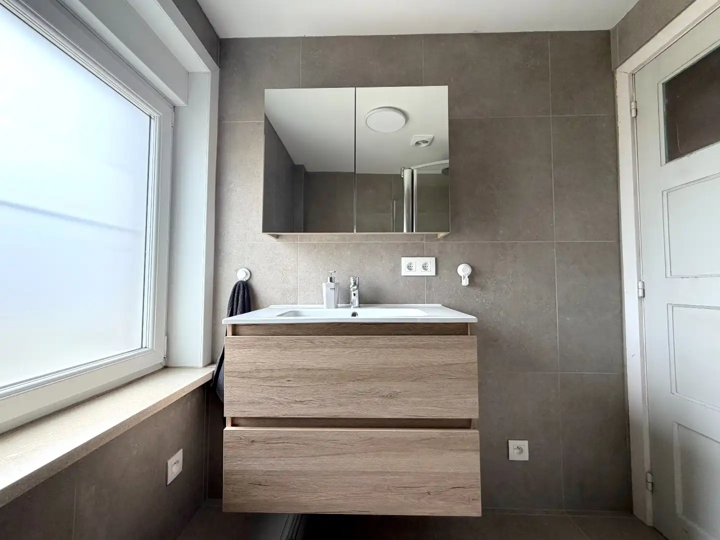 Instapklare rijwoning met garage te koop te Harelbeke! foto 16