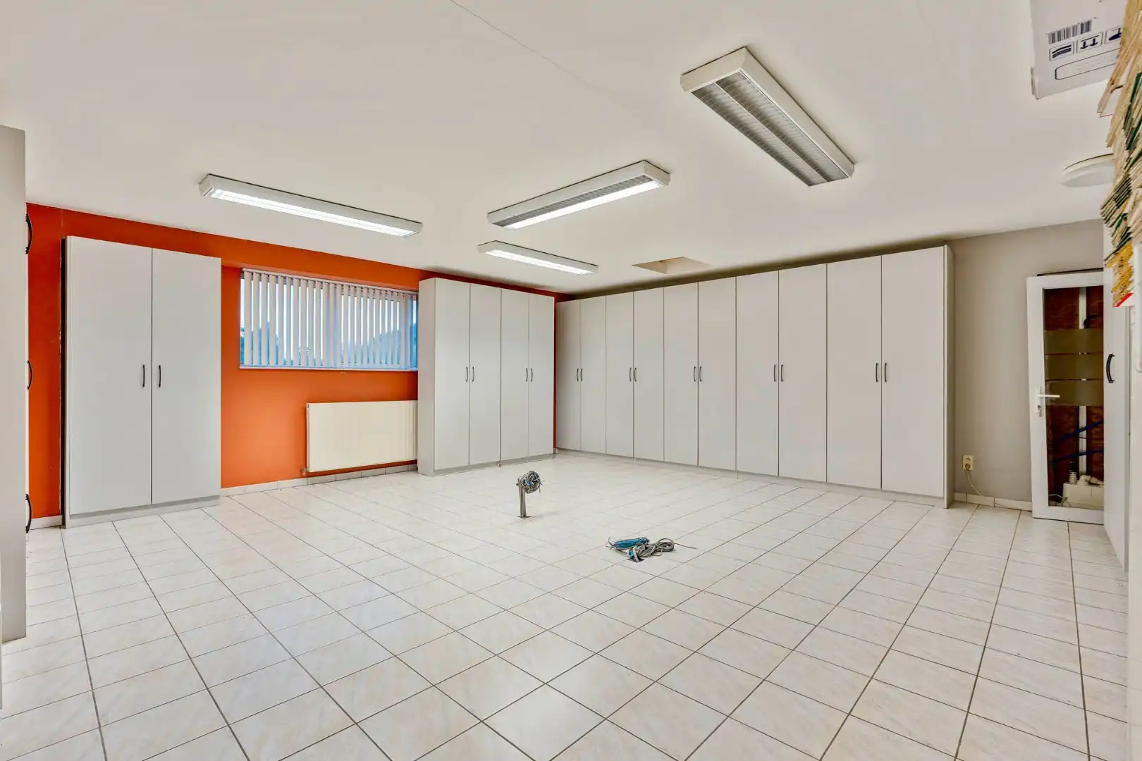 Bedrijfsgebouw met kantoren, magazijnen en woonst - groot 2580 m² foto 10