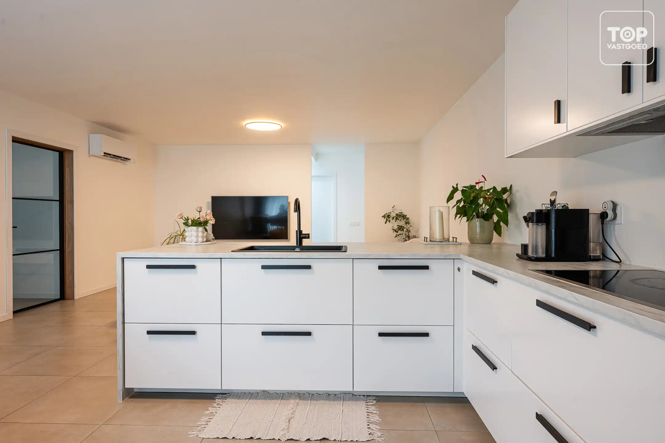 Totaal gerenoveerde woning met 3 slaapkamers, tuin en garage. foto 8