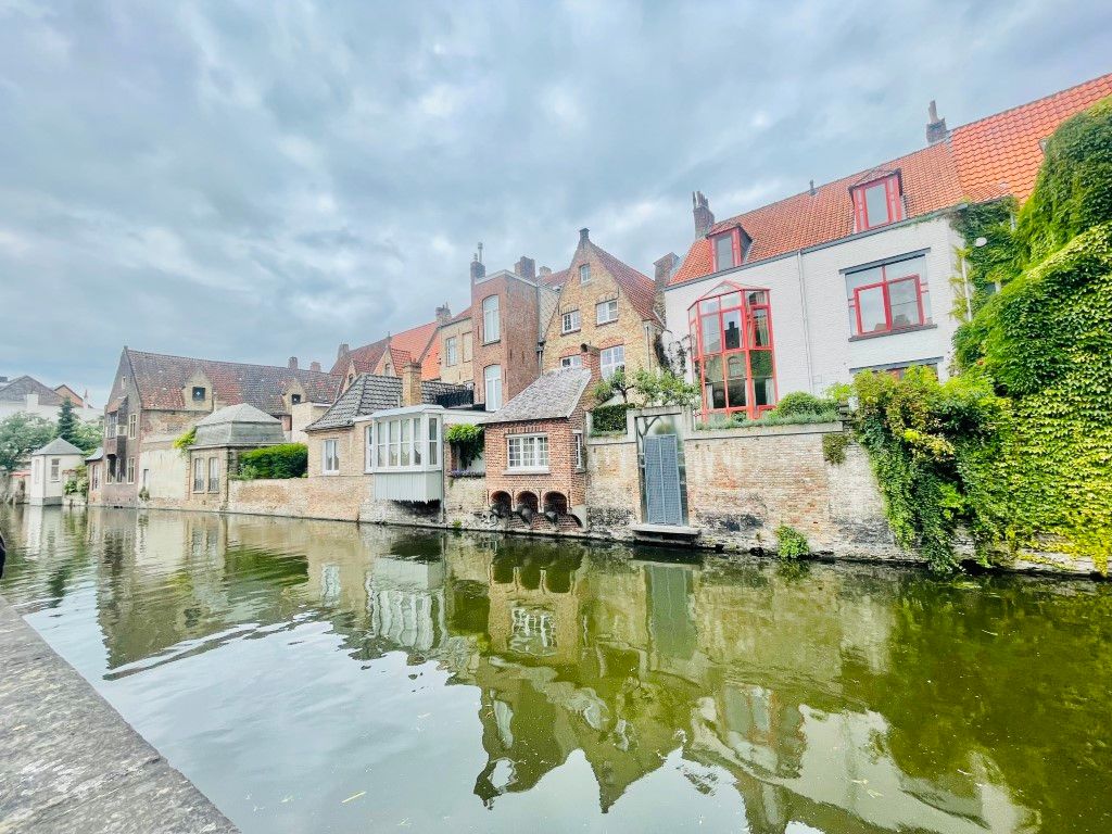 In Hartje Brugge , in het historisch centrum Uniek gelijkvloers appartement van 95m² met plafondhoogte van 3,8 meter in de living en uitgang aan de Gouden Handrei. foto 12