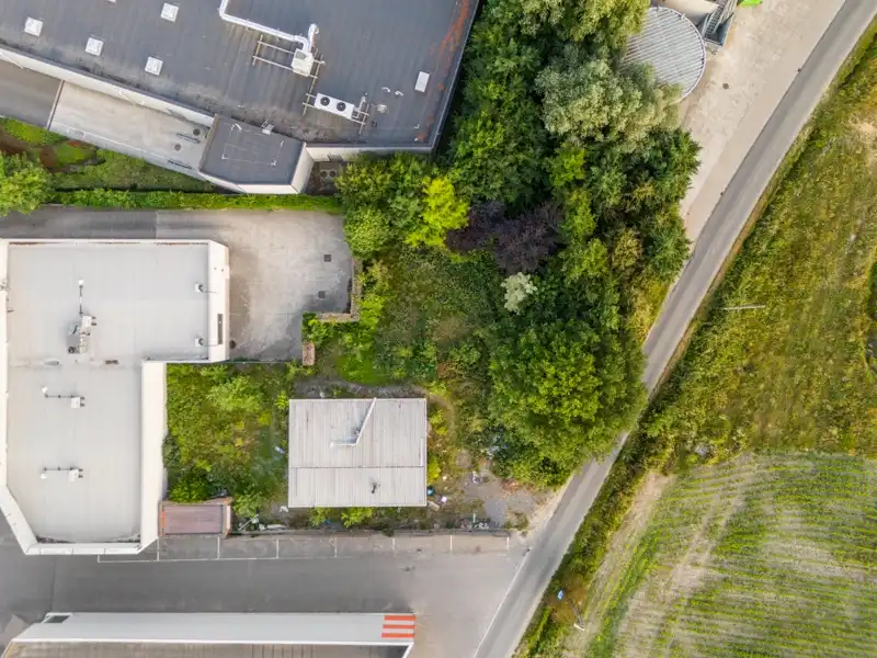 Roeselare-Brugsesteenweg. BOUWGROND + VERGUNDE PLANNEN voor  het bouwen van LOODS 486m2 & LOFT.  Unieke ontwikkelingszone op uitstekende ligging.  Perceel / tuin inclusief +/- 1080 m2. foto 3