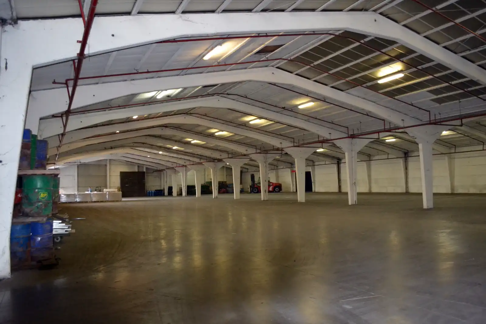 Magazijn/opslagruimte te huur met een oppervlakte van 6800m2 foto {{pictureIndex}}