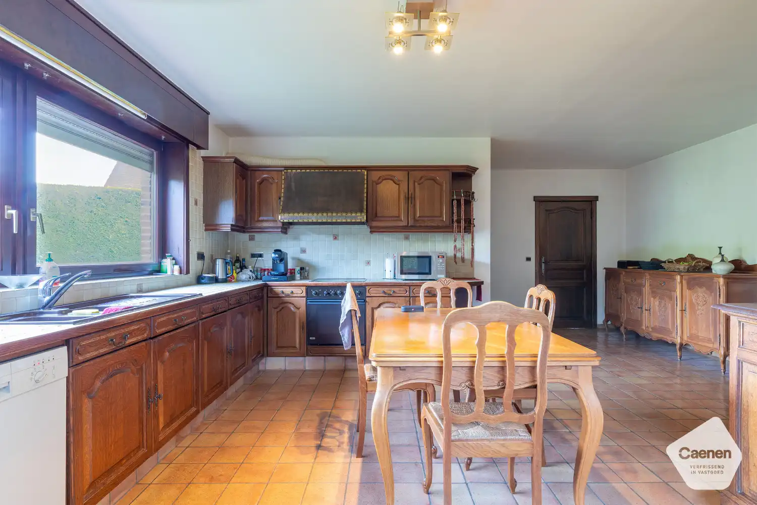 TOP GELEGEN VILLA MET 4 SLAAPKAMERS , GARAGE en onderhoudsvriendelijke tuin met tuinhuis foto 8