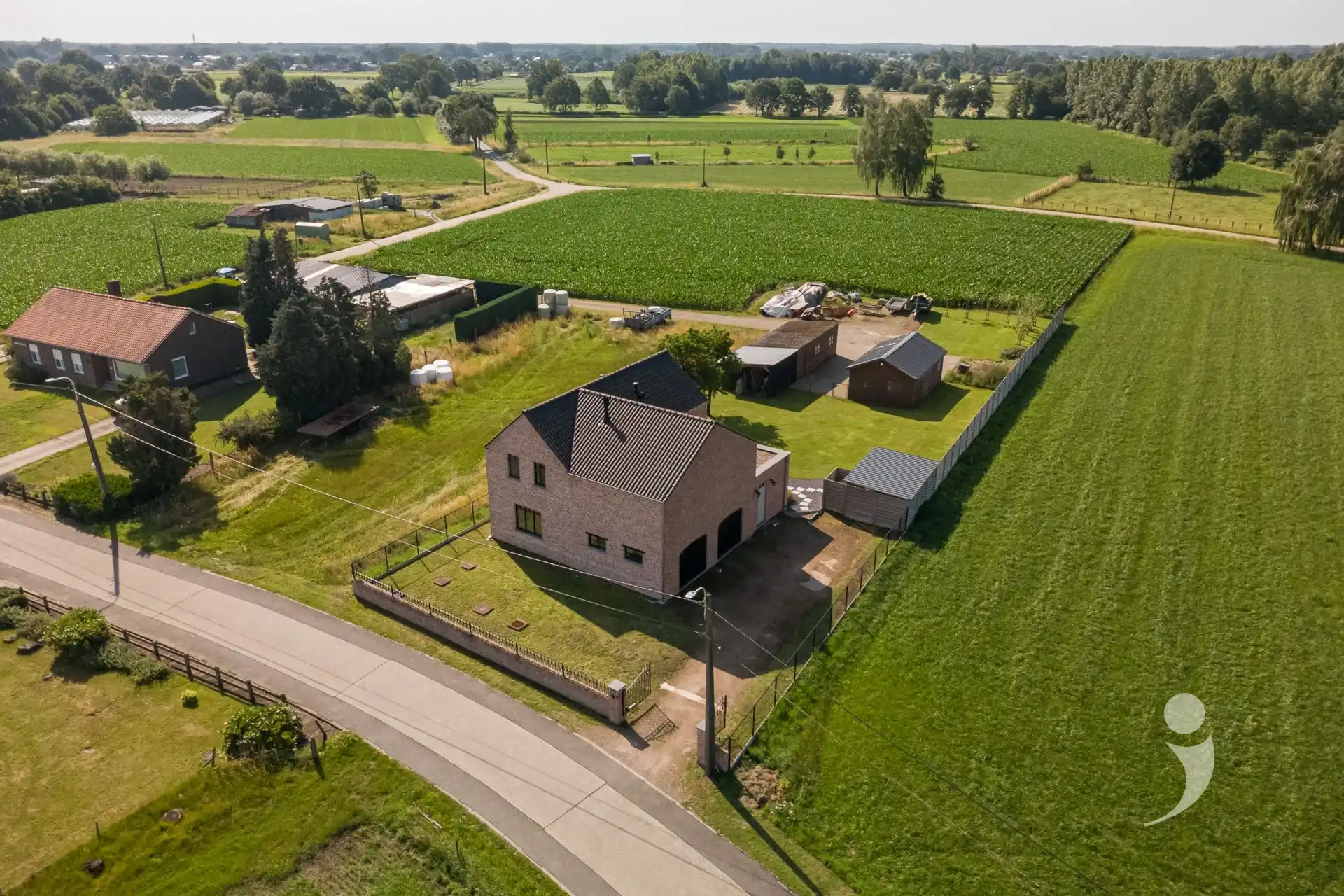 Ruime landelijke villa op een prachtig omheind perceel te Westerlo foto {{pictureIndex}}