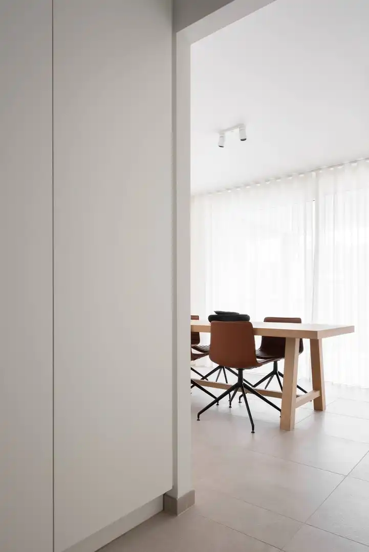 Lichtrijk recent instapklaar appartement met 2 slaapkamers, zonneterras, parking en ruime kelderberging foto 2