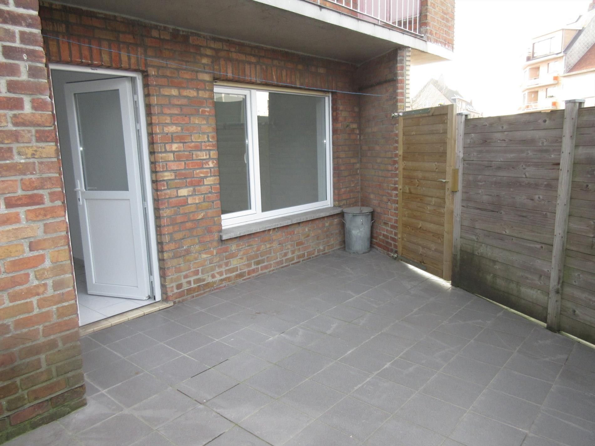 Volledig gerenoveerd 2 slaapkamer appartement met zonnige koer! foto 7