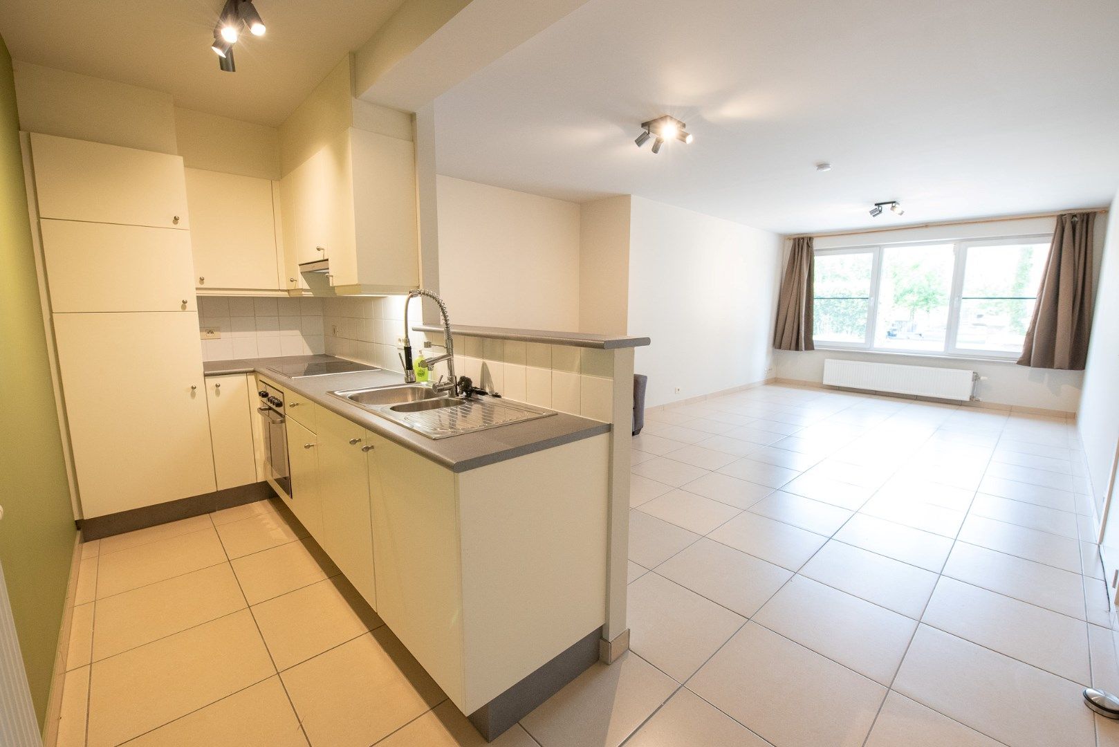 Centraal gelegen, gelijkvloers appartement met 1 slaapkamer en garage. foto 3