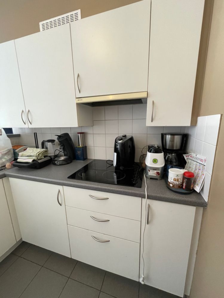 Modern appartement met één slaapkamer en terras in een residentiële wijk. foto 10